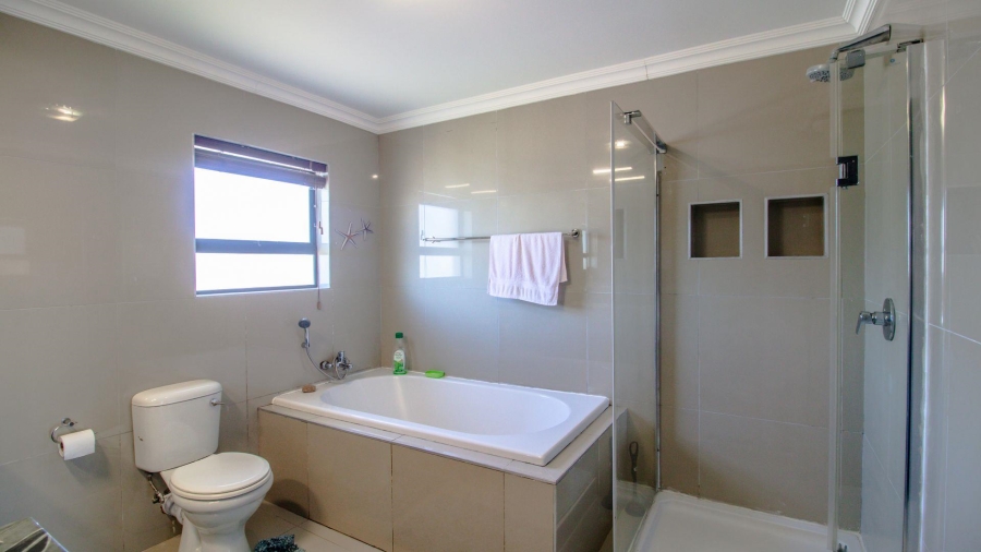 6 Bedroom Property for Sale in Gonubie Eastern Cape